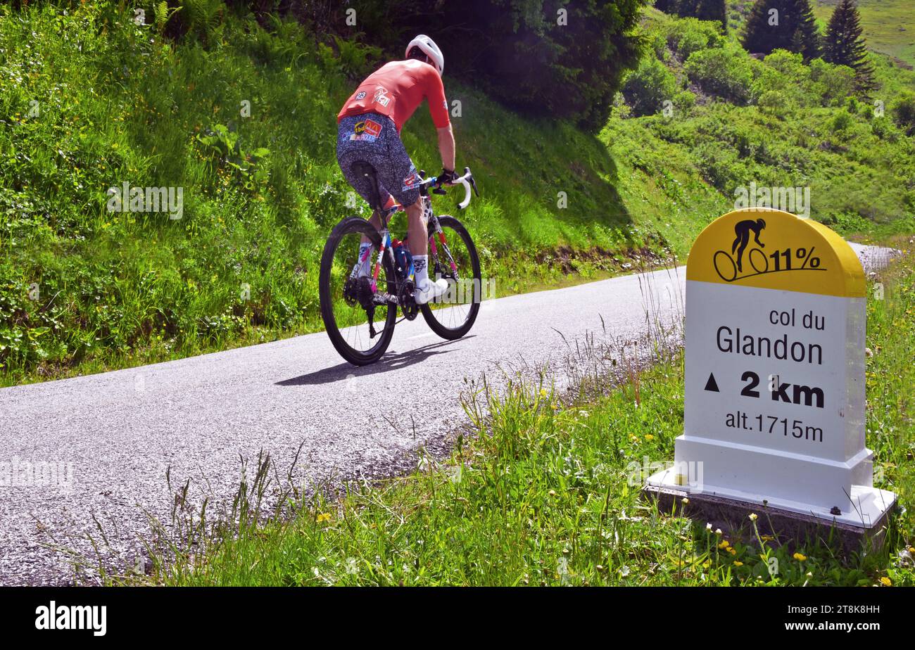 Zwei Kilometer lange Markierung für Radfahrer vor der Passhöhe auf dem Aufstieg von La Chambre, Frankreich, Savoie, Maurienne Tal Stockfoto
