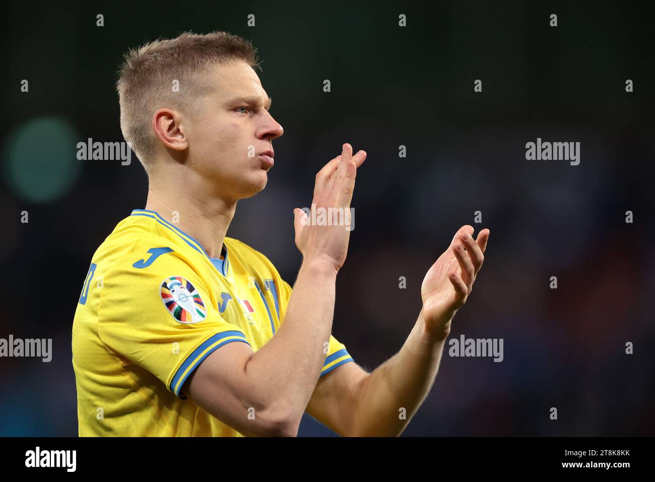 Leverkusen, Deutschland, 20. November 2023. Der niedergeschlagene Oleksandr Zinchenko aus der Ukraine applaudiert den Fans, nachdem er nach dem letzten Pfiff des Qualifikationsspiels der UEFA-Europameisterschaft in BayArena, Leverkusen, keine automatische Qualifikation erhalten hatte. Der Bildnachweis sollte lauten: Jonathan Moscrop / Sportimage Stockfoto