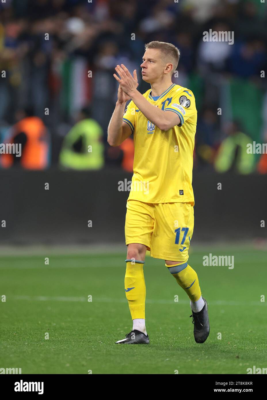 Leverkusen, Deutschland, 20. November 2023. Der niedergeschlagene Oleksandr Zinchenko aus der Ukraine applaudiert den Fans, nachdem er nach dem letzten Pfiff des Qualifikationsspiels der UEFA-Europameisterschaft in BayArena, Leverkusen, keine automatische Qualifikation erhalten hatte. Der Bildnachweis sollte lauten: Jonathan Moscrop / Sportimage Stockfoto