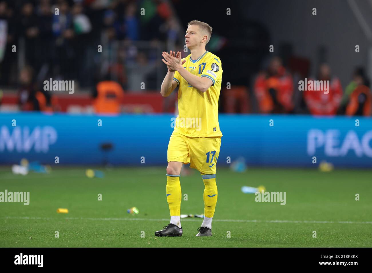 Leverkusen, Deutschland, 20. November 2023. Der niedergeschlagene Oleksandr Zinchenko aus der Ukraine applaudiert den Fans, nachdem er nach dem letzten Pfiff des Qualifikationsspiels der UEFA-Europameisterschaft in BayArena, Leverkusen, keine automatische Qualifikation erhalten hatte. Der Bildnachweis sollte lauten: Jonathan Moscrop / Sportimage Stockfoto