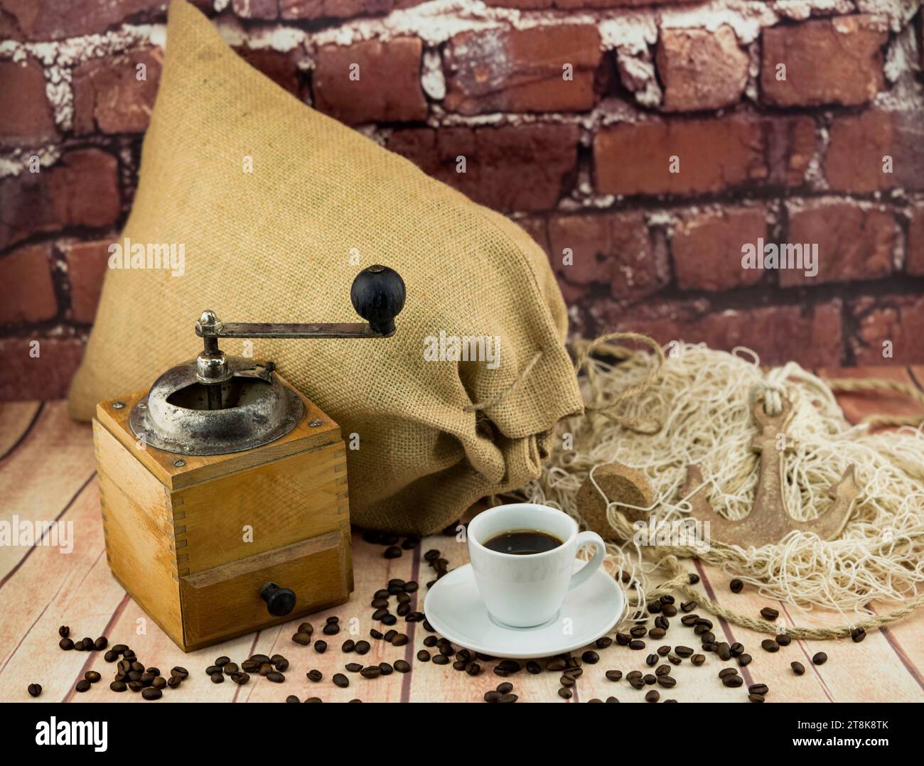 sac, Kaffeemühle und -Tasse und Kaffeebohnen, weltweiter Handel Stockfoto