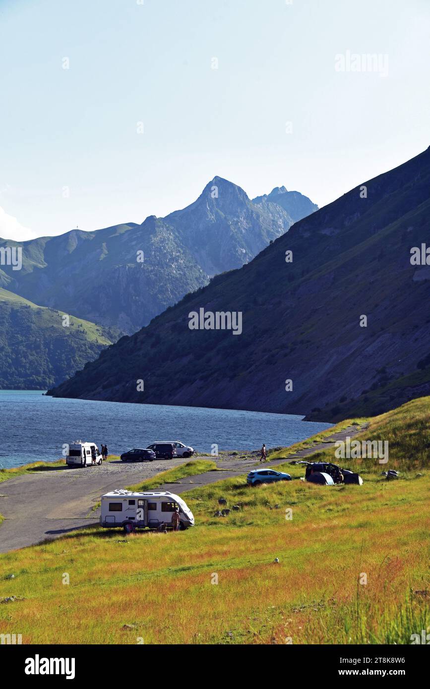 Freizeitfahrzeuge am Lac Blanc, Alpen im Hintergrund, Frankreich, Savoie, Maurienne-Tal, Saint-Colomban-des-Villards Stockfoto