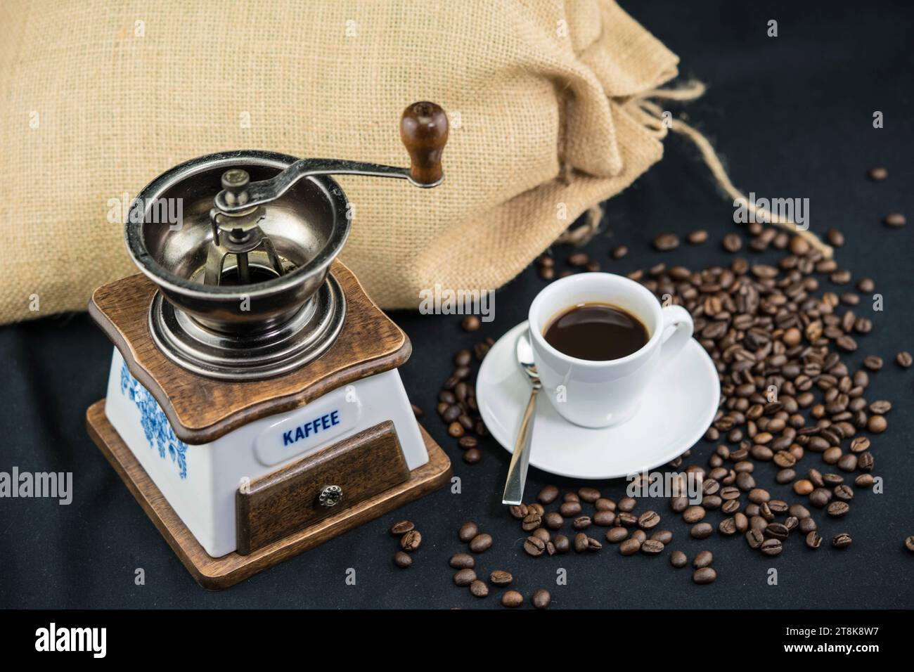 Kaffeemühle, Tasse und Bohnen, Sack Stockfoto