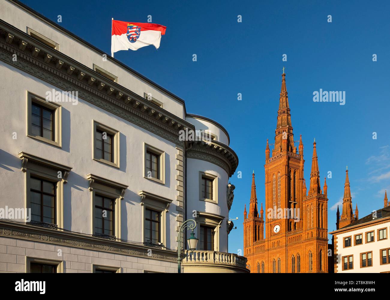 Hessischer landtag mit Landesflagge in der ehemaligen Nassauer Burg und Kirche Marktkirche, Deutschland, Hessen, Wiesbaden Stockfoto