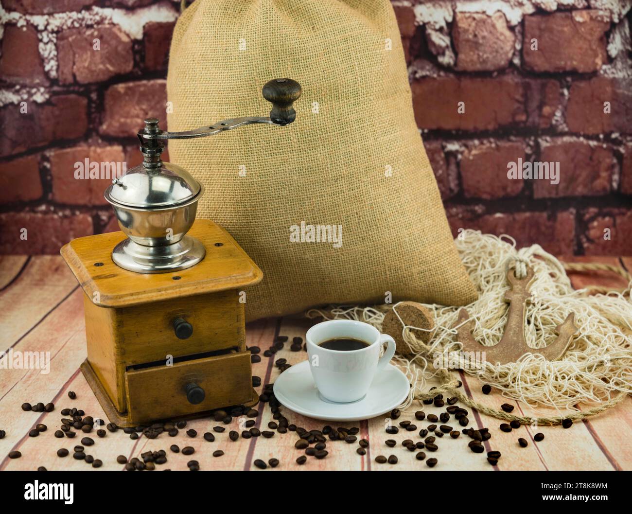 sac, Kaffeemühle und -Tasse und Kaffeebohnen, weltweiter Handel Stockfoto