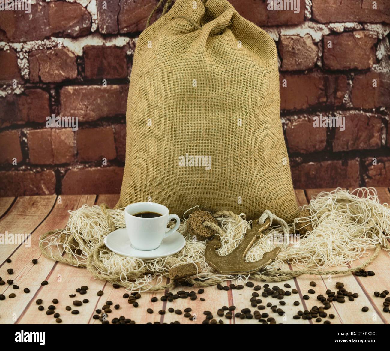 sac, Kaffeetasse und Kaffeebohnen, weltweiter Handel Stockfoto