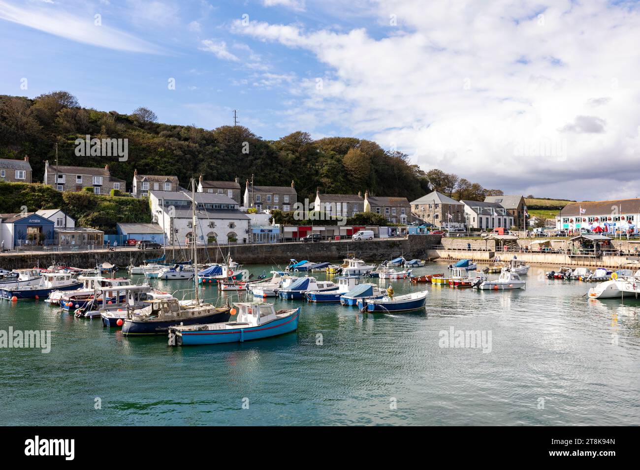 Porthleven Cornwall, eine kornische Stadt mit dem südlichsten Fischerhafen Großbritanniens, Cornwall, England, Großbritannien, 2023 Stockfoto