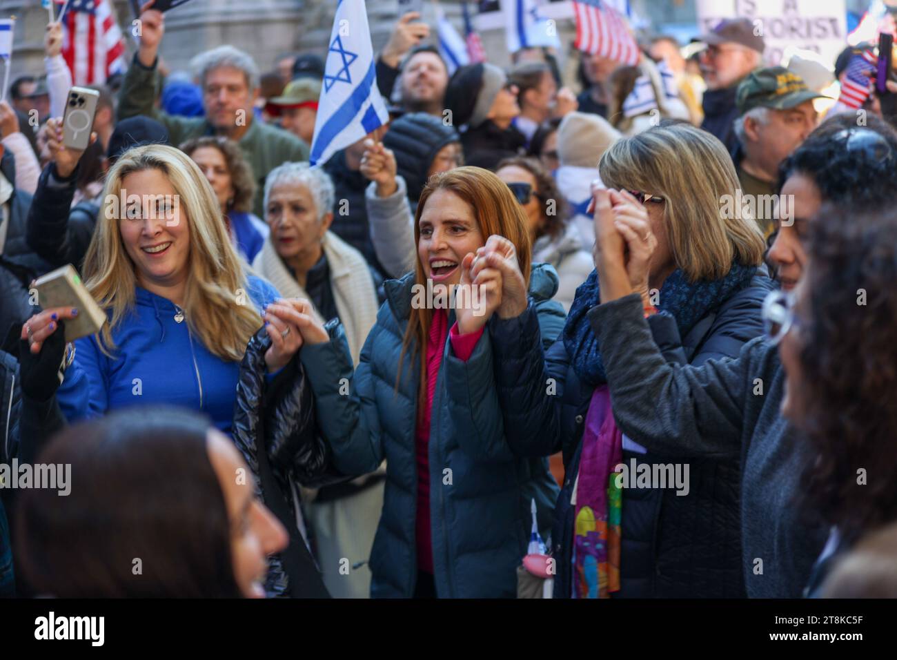 Manhattan, USA. November 2023. November 2023, Columbus Circle, Manhattan, New York, USA - Hunderte sammeln sich für Israel und um die Geiseln in Gaza von den Hamas-Terroristen zu befreien. Tanz, Gebete und Gesänge versammelten jüdische Menschen und Anhänger Israels in Solidarität im Columbus Circle nahe dem Central Park. (Foto: Robyn Stevens Brody/SIPA USA) Credit: SIPA USA/Alamy Live News Stockfoto