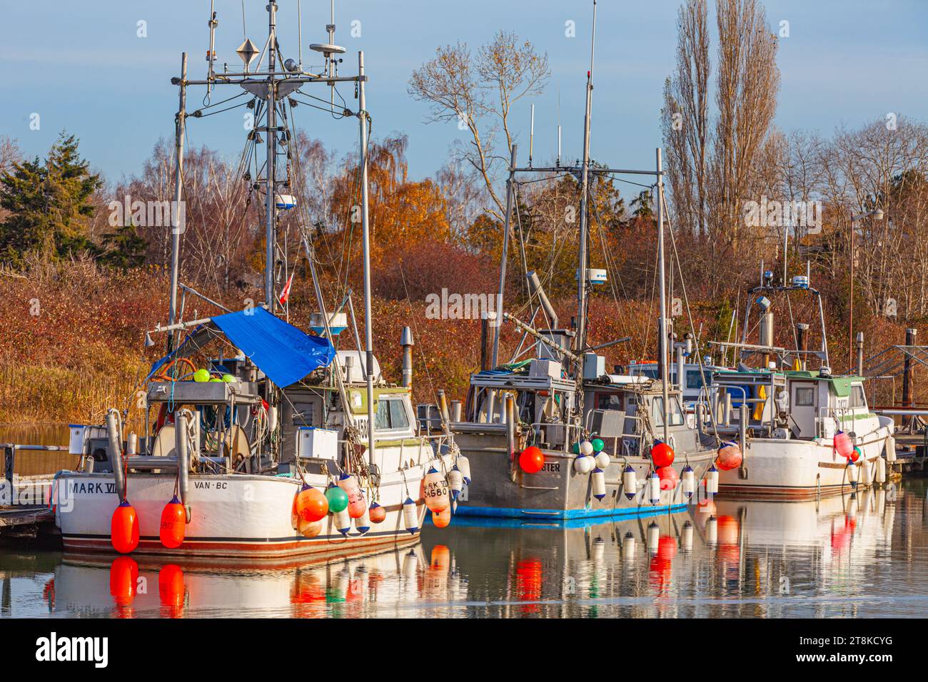 Kleine Fischereifahrzeuge, die in Scotch Pond Steveston, British Columbia, Kanada vor Anker gebracht werden Stockfoto