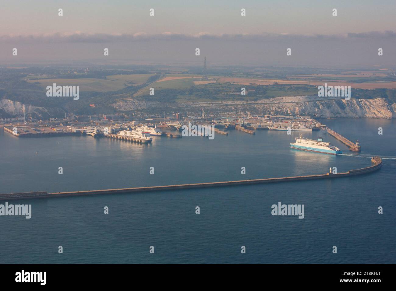 Luftaufnahme des Hafens von Dover und der Docks mit dem Besuch von Kreuzschienenfähren mit Blick auf die weißen Klippen von Dover, Kent Stockfoto