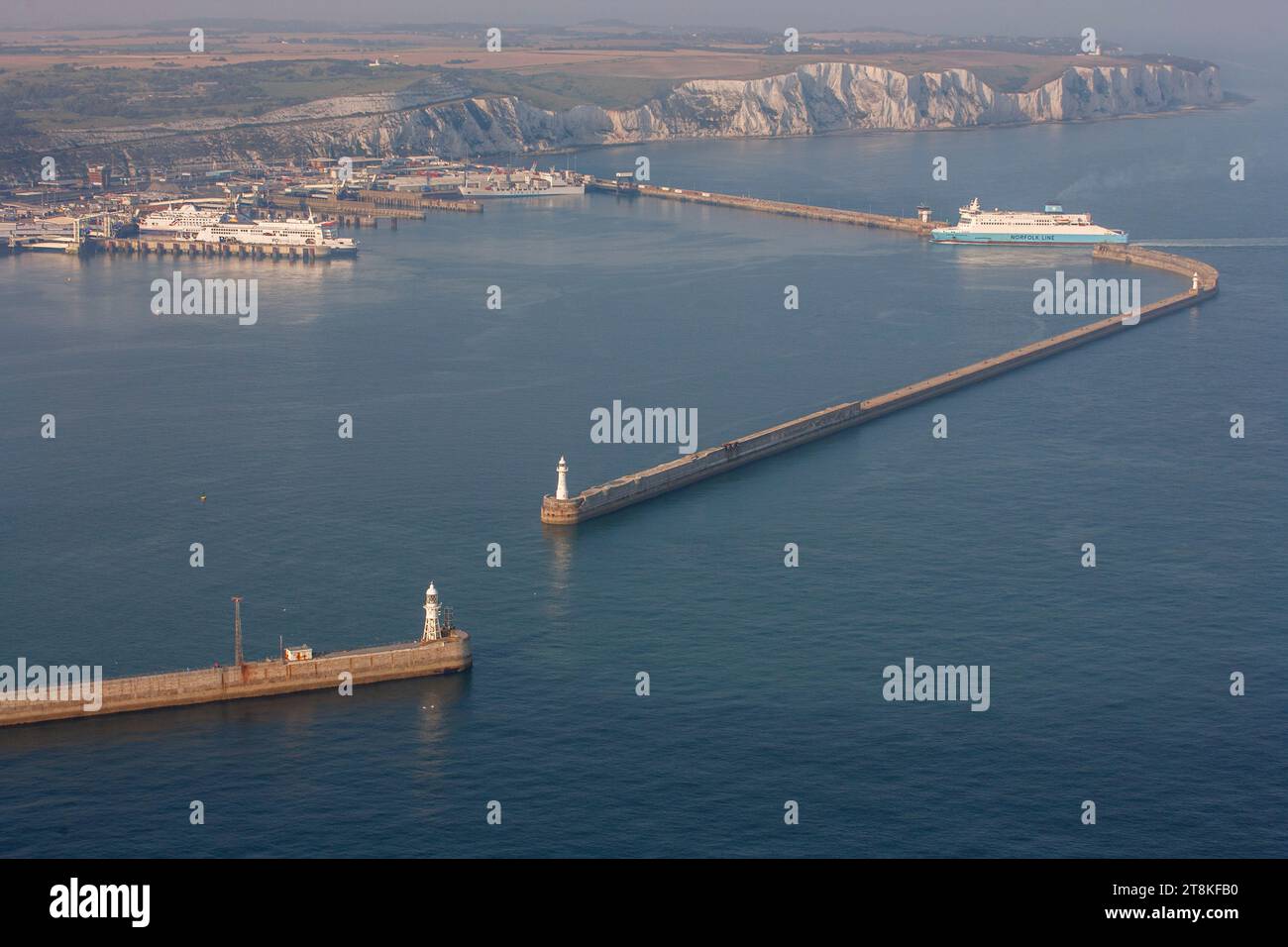 Luftaufnahme des Hafens von Dover und der Docks mit dem Besuch von Kreuzschienenfähren mit Blick auf die weißen Klippen von Dover, Kent Stockfoto