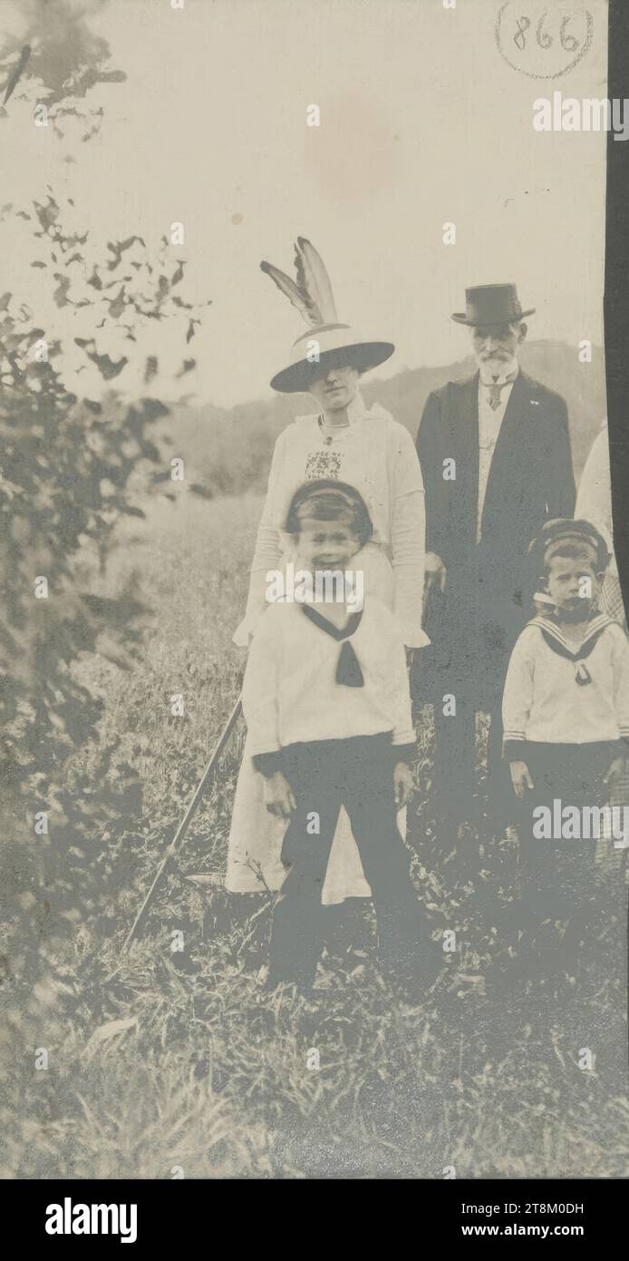 Fotografie, zugeschnitten, von Edith Harms, Schiele, mit ihrem Vater Heinrich Harms und zwei von Fritz Erdmanns Söhnen, Anonymous, um 1910, Fotografie, Fotografie, Fotografie, zugeschnitten, 12,2 x 6,6 cm Stockfoto Fotografie, zugeschnitten, von Edith Harms, Schiele, mit ihrem Vater Heinrich Harms und zwei von Fritz Erdmanns Söhnen, Anonymous, um 1910, Fotografie, Fotografie, Fotografie, zugeschnitten, 12,2 x 6,6 cm Stockfoto