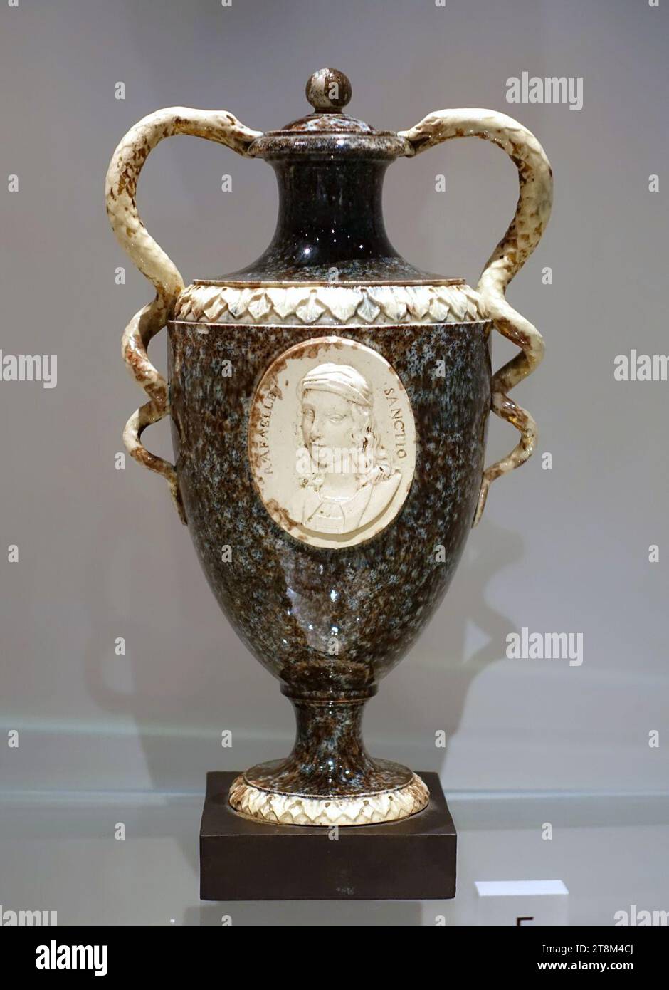 Vase mit Schlangengriffen und appliziertem Medaillon, Inschrift Rafeaelle Scanctio, 1771-1774, Queen's Ware mit schwarzem Basaltboden Stockfoto