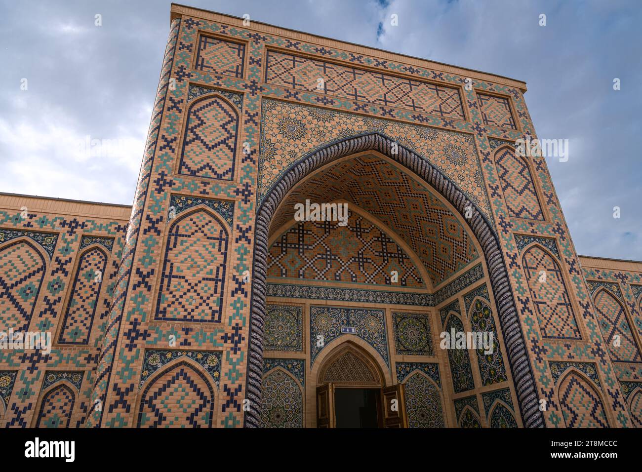 Gekachelte Wand von Ulugh Beg Madrasa in Samarkand, Usbekistan. Ansicht der Details der Außendekoration, Kopierraum für Text Stockfoto