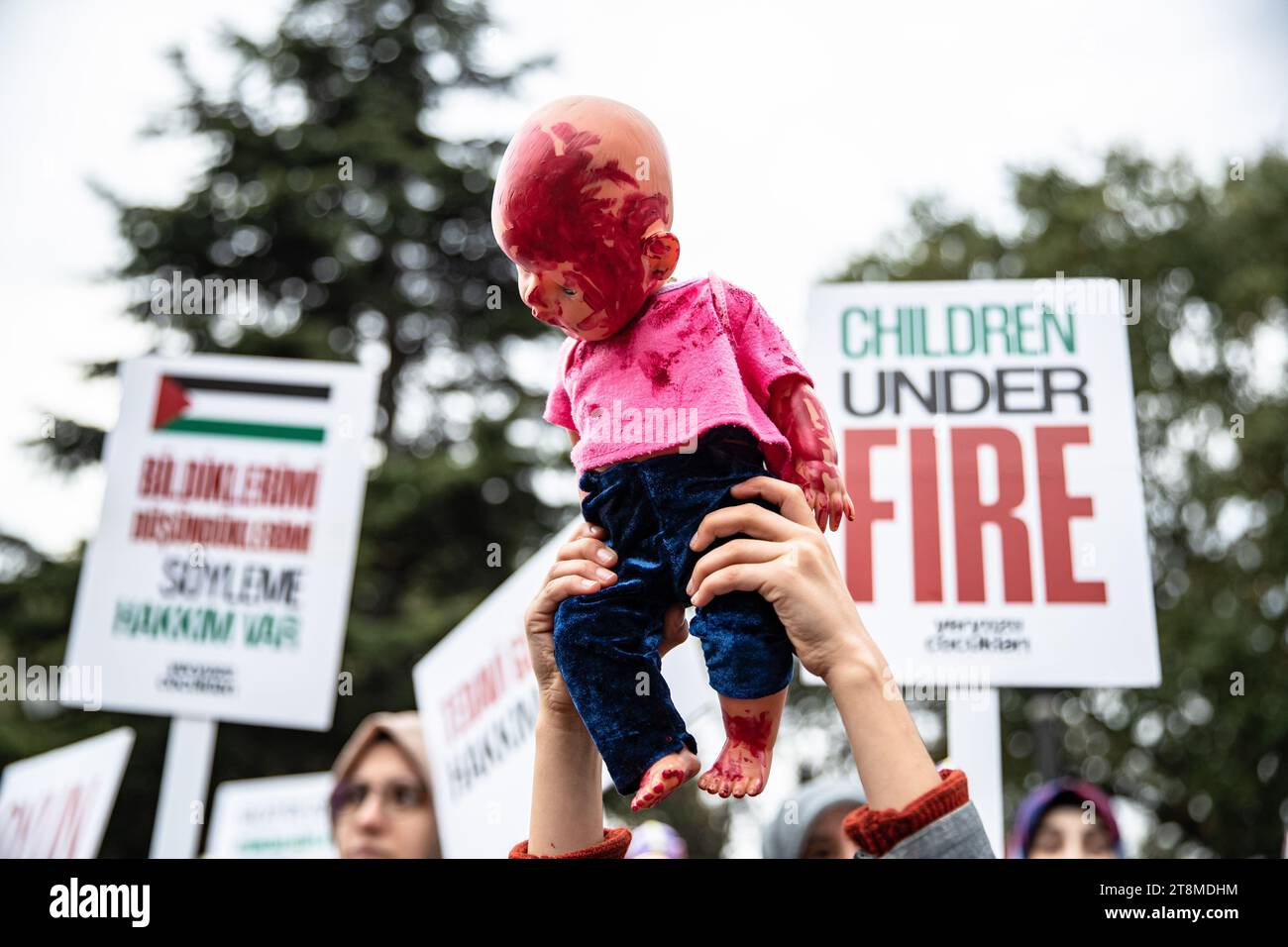 Istanbul, Türkei. November 2023. Ein Kind, das während der Vorführung eine mit Kunstblut bemalte Puppe in der Hand hielt. Protest in Istanbul, um die Aufmerksamkeit auf den Tod von Kindern in Palästina anlässlich des Weltkindertages zu lenken. (Foto: Onur Dogman/SOPA Images/SIPA USA) Credit: SIPA USA/Alamy Live News Stockfoto