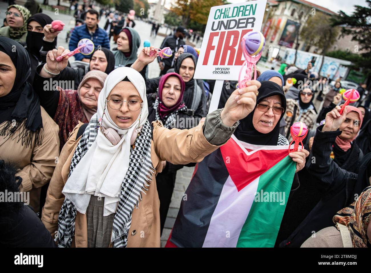 Istanbul, Türkei. November 2023. Demonstranten sahen während der Demonstration Parolen schrien. Protest in Istanbul, um die Aufmerksamkeit auf den Tod von Kindern in Palästina anlässlich des Weltkindertages zu lenken. (Foto: Onur Dogman/SOPA Images/SIPA USA) Credit: SIPA USA/Alamy Live News Stockfoto