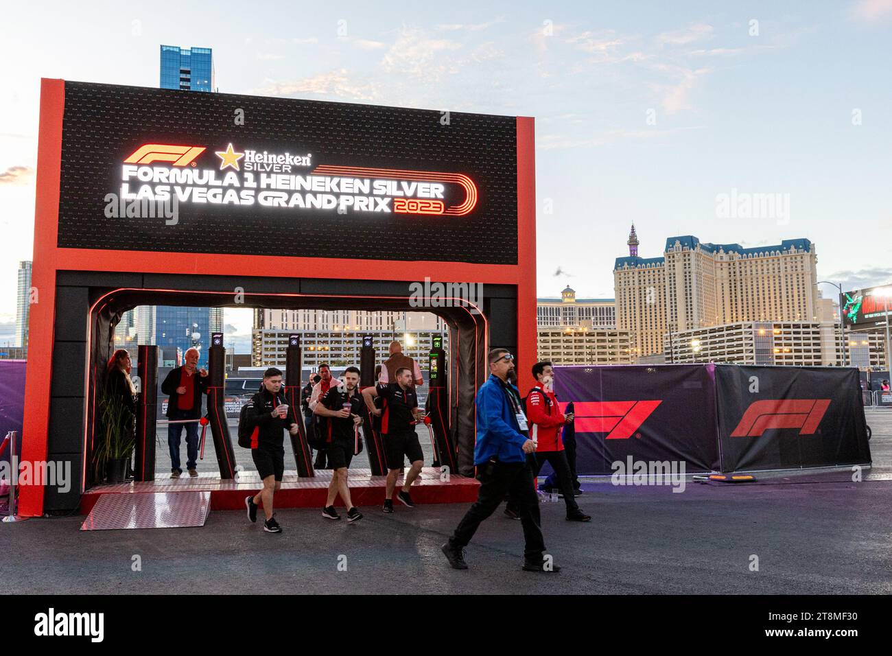 Las Vegas, USA. November 2023. Teams betreten den Fahrerplatz des Formel 1 Heineken Silver Las Vegas Grand Prix am 18. November 2023 in Las Vegas, NV (Foto: Travis Ball/SIPA USA) Credit: SIPA USA/Alamy Live News Stockfoto