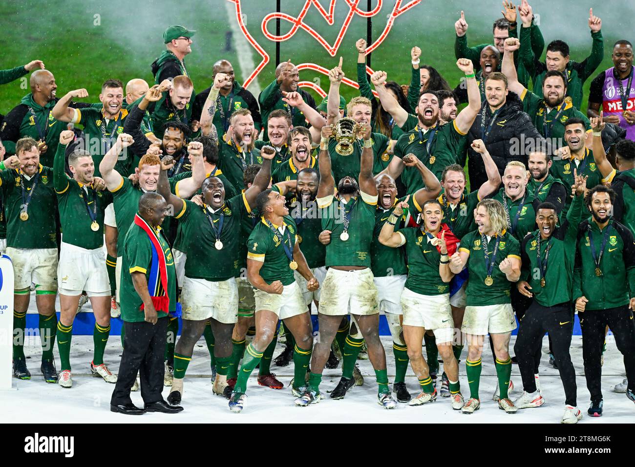 Siyamthanda Siya Kolisi Damian Willemse Bongi Mbonambi Cheslin Kolbe FAF de Klerk Eben Etzebeth mit der Trophäe William Webb Ellis Cup während des Rugby union World Cup XV RWC Endspiels Südafrika Springboks vs. Neuseeland All Blacks im Stade de France in Saint-Denis bei Paris am Oktober 28, 2023. Quelle: Victor Joly/Alamy Live News Stockfoto