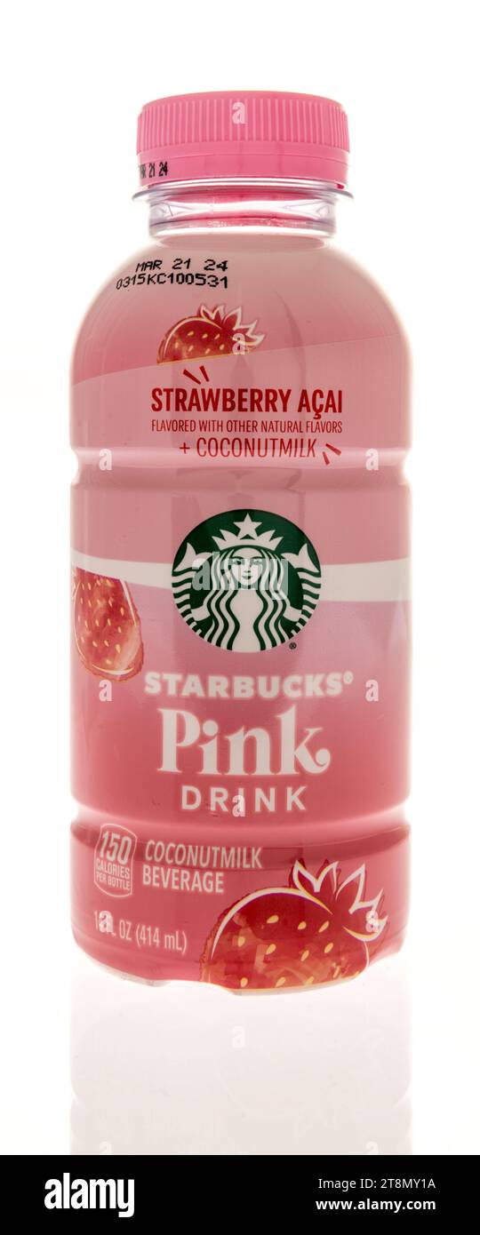 Winneconne, WI - 18. November 2023: Eine Flasche Starbucks Pink Drink auf einem isolierten Hintergrund Stockfoto