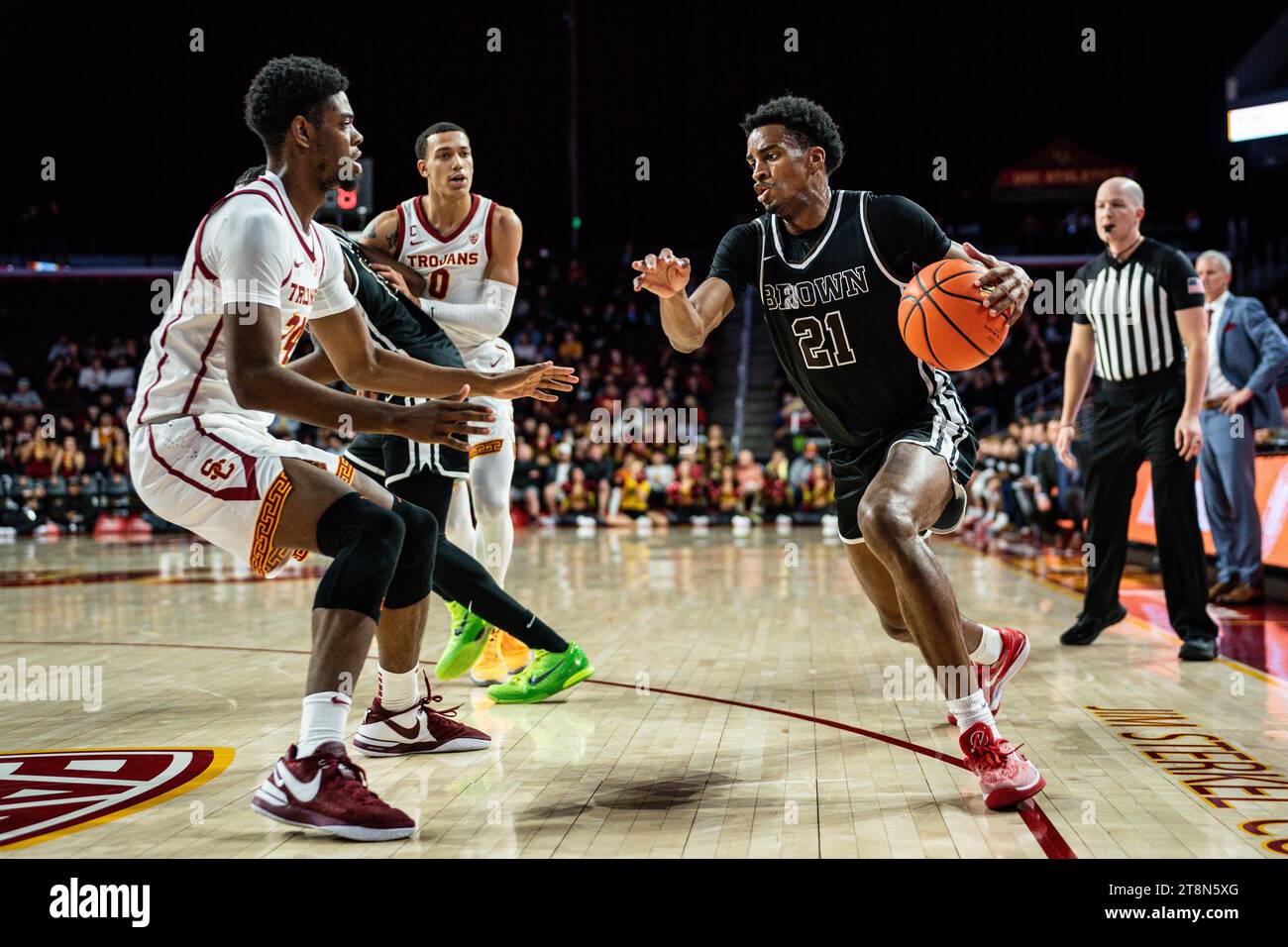 Der Brown Bears Guard Aaron Cooley (21) wird von USC Trojans Stürmer Joshua Morgan (24) während eines NCAA-Basketballspiels am 20. November verteidigt Stockfoto