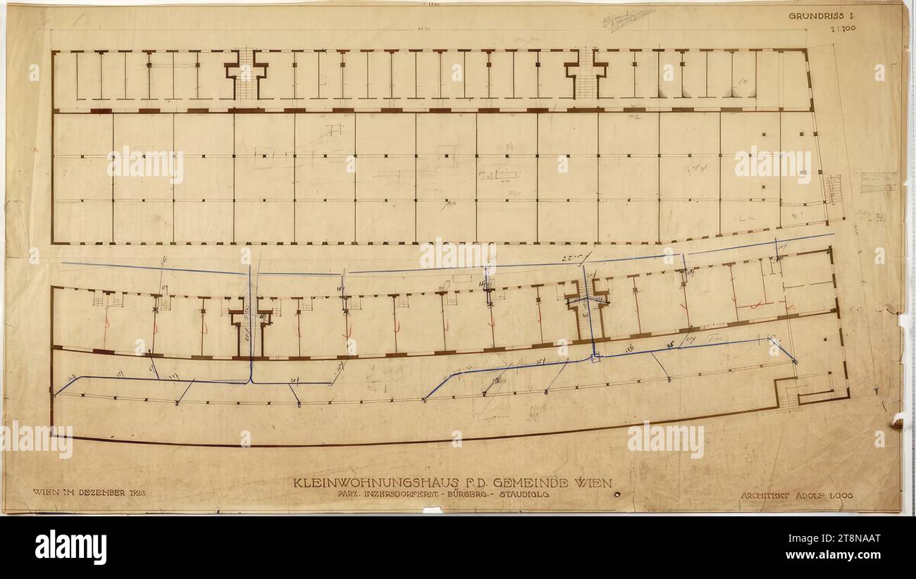 Kleines Mehrfamilienhaus mit Terrassen für die Gemeinde Wien, Wien X., Inzersdorferstraße (heute: Kennergasse/Bürgergasse/Stadiglgasse/Favoritenstraße), Kanalsystem mit blauem Bleistift, 1923, Architekturzeichnung, Bruch; blauer Buntstift, 562 x 993 mm Stockfoto