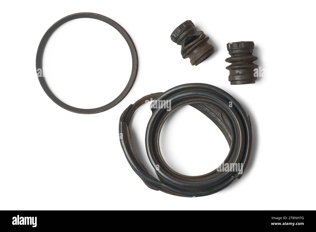 Nahaufnahme des beschädigten Bremssattelstifts und der Kolbenmanschetten mit Dichtung, verschlissenen, rissigen und zerrissenen Bauteilen im hydraulischen Bremssystem des Fahrzeugs Stockfoto