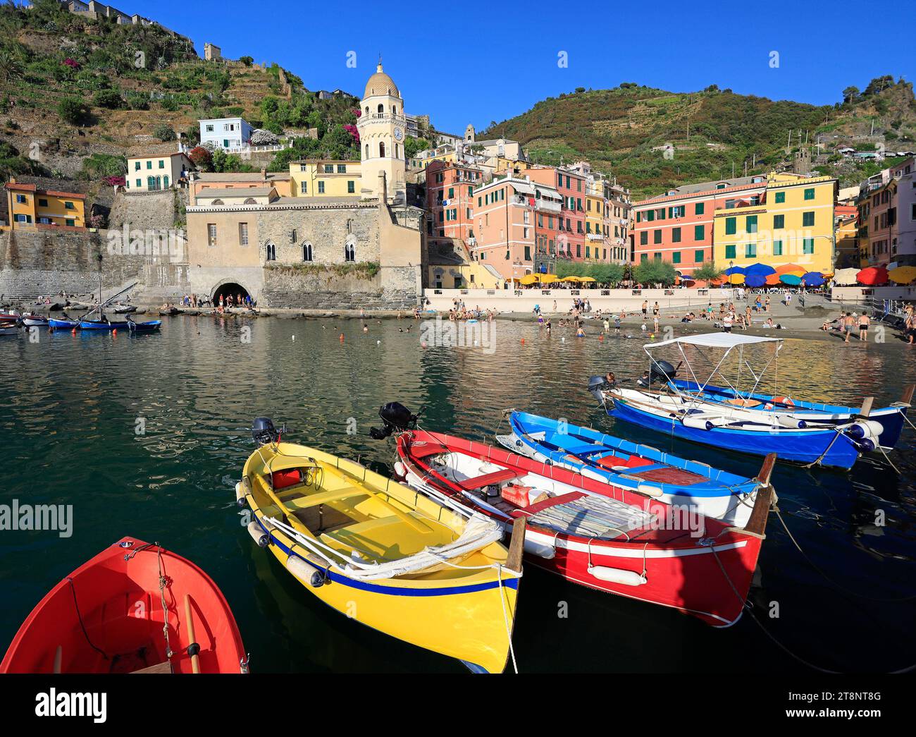 Blick auf das Vagge Vernazza an der Mittelmeerküste mit farbenfrohen Booten im Vordergrund, Cinque Terre, Italien Stockfoto