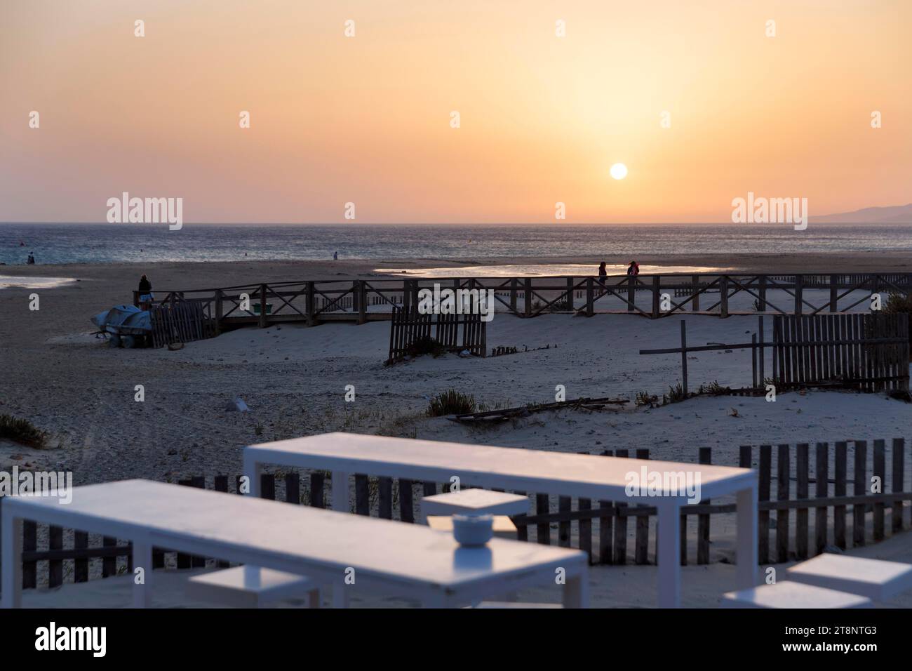 Blick von einer Loungebar, Strandbar, auf den Sonnenuntergang am Meer, Tarifa, Straße von Gibraltar, Costa de la Luz, Andalusien, Spanien Stockfoto