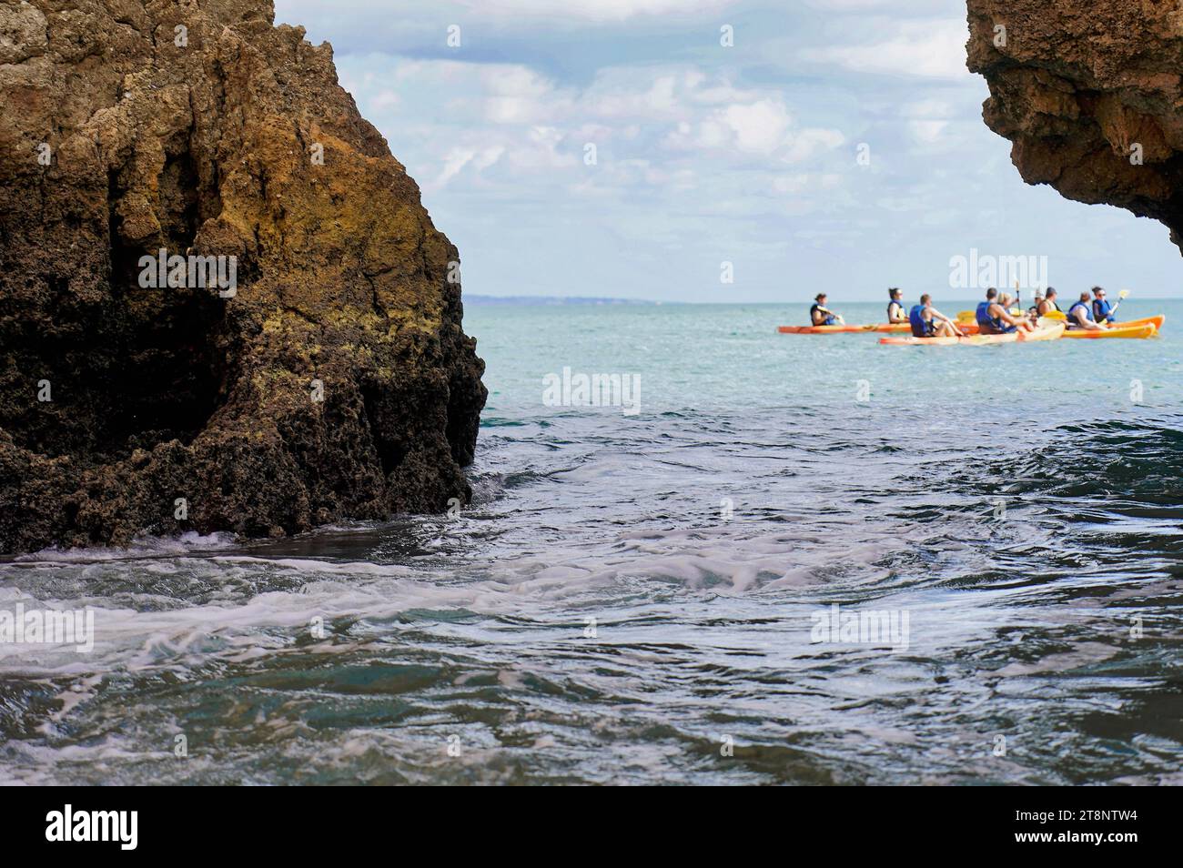 Bootstour, Höhlentour entlang der Klippen, felsige Küste am Atlantik, Lagos, Algarve, Portugal Stockfoto