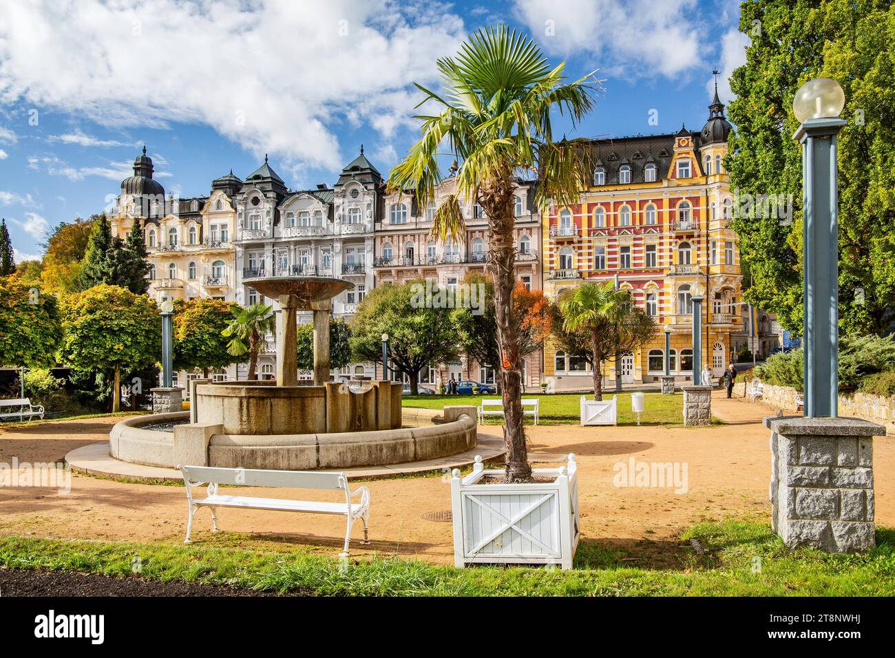 Reihe von Häusern mit Jugendstilfassaden am herbstlichen Kurpark Marianske Lazne, Westböhmisches Kurdreieck, Karlsbad Region, Böhmen, Tschechien Stockfoto Reihe von Häusern mit Jugendstilfassaden am herbstlichen Kurpark Marianske Lazne, Westböhmisches Kurdreieck, Karlsbad Region, Böhmen, Tschechien Stockfoto