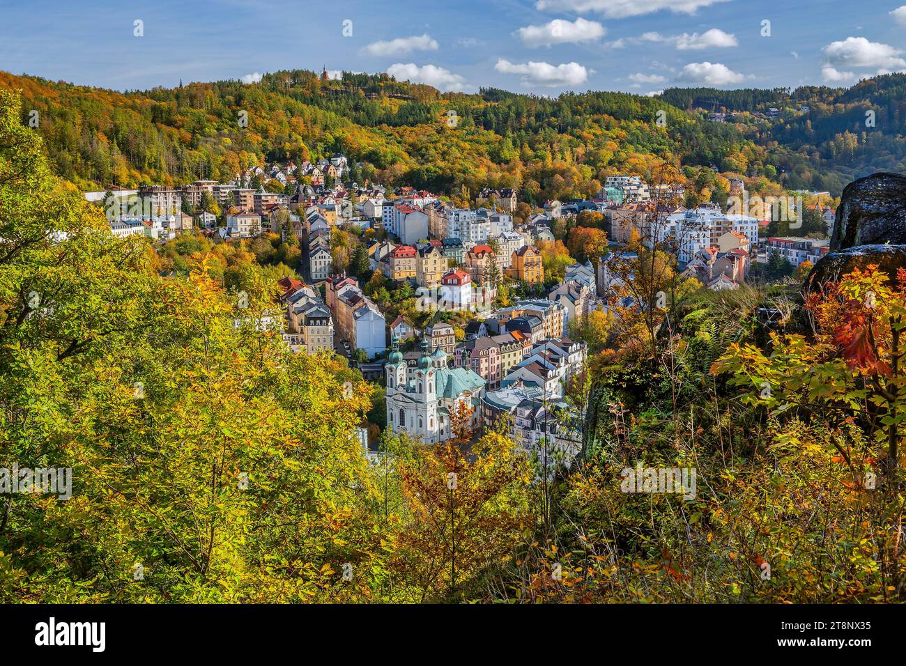 Panorama des historischen Zentrums mit der Kirche St. Maria Magdalena im Herbst, Karlsbad, Westböhmisches Kurdreieck, Karlsbad Region Stockfoto