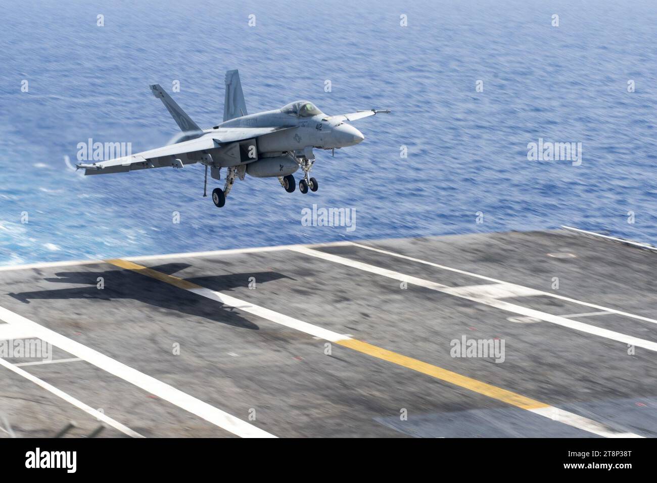 VFA-105 FA-18E Super Hornet landet auf der USS Dwight D. Eisenhower (CVN-69) 160609-N-KK394-089. Stockfoto