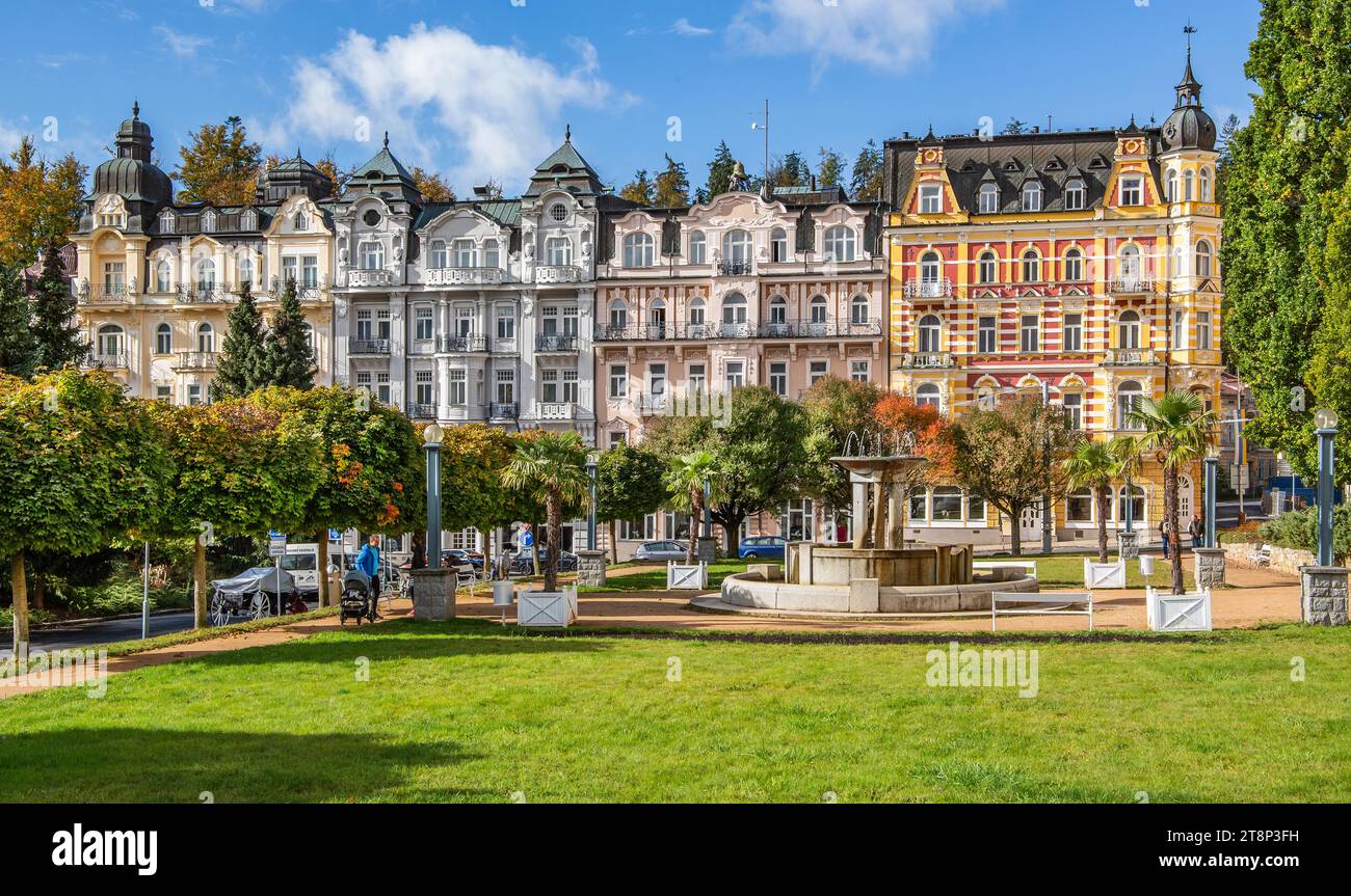 Reihe von Häusern mit Jugendstilfassaden am herbstlichen Kurpark Marianske Lazne, Westböhmisches Kurdreieck, Karlsbad Region, Böhmen, Tschechien Stockfoto Reihe von Häusern mit Jugendstilfassaden am herbstlichen Kurpark Marianske Lazne, Westböhmisches Kurdreieck, Karlsbad Region, Böhmen, Tschechien Stockfoto