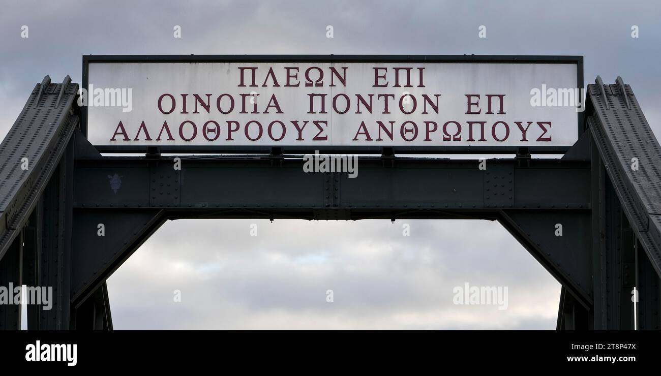 Segeln auf einem weindunklen Meer zu Menschen einer anderen Sprache, Zitat von Homer auf der Eisernen Fußbrücke, Frankfurt am Main, Hessen, Deutschland Stockfoto