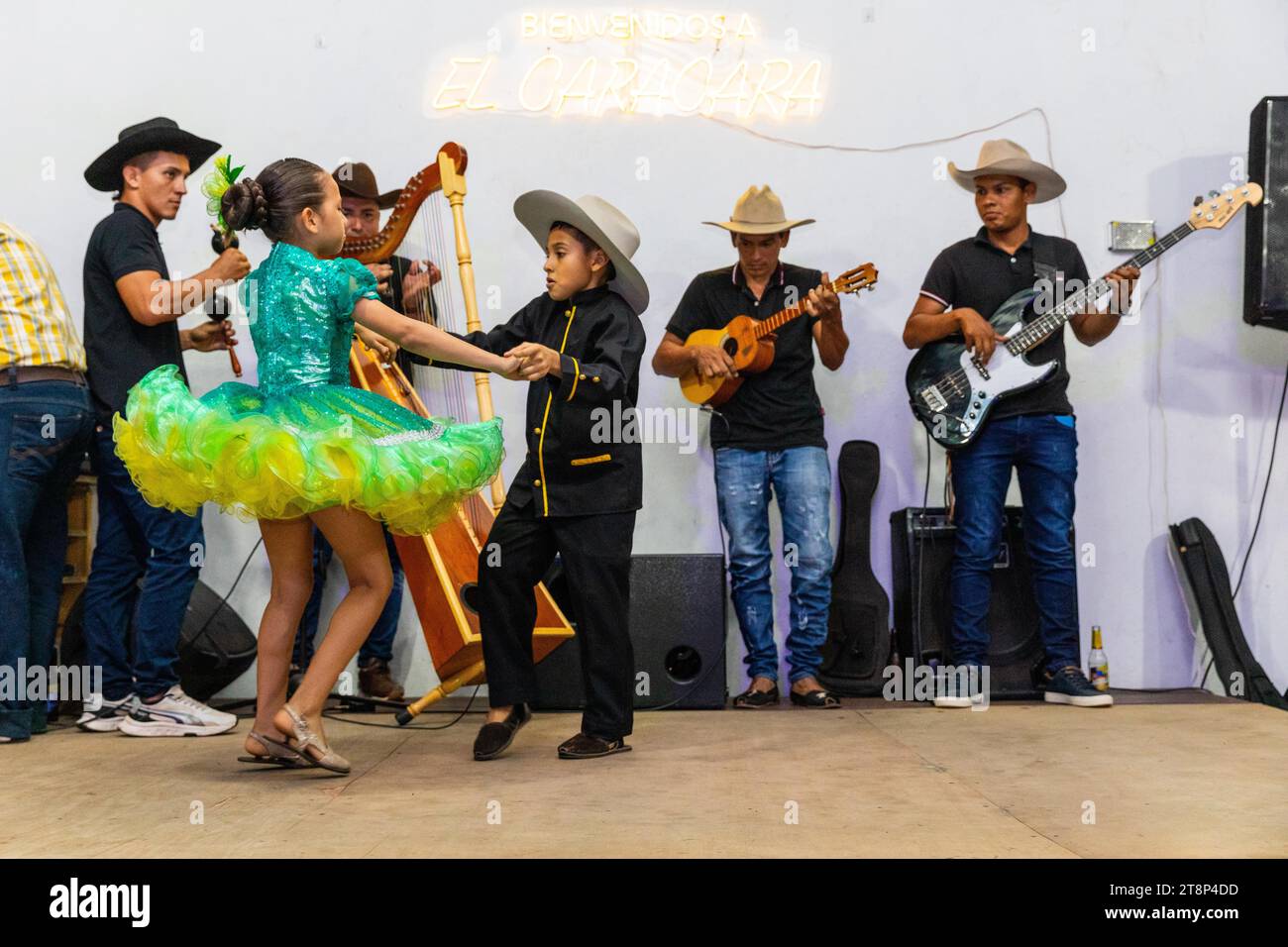 Tanzendes Paar beim Floklereabend, Junge, Mädchen, Musikband, La Macarena, Kolumbien Stockfoto