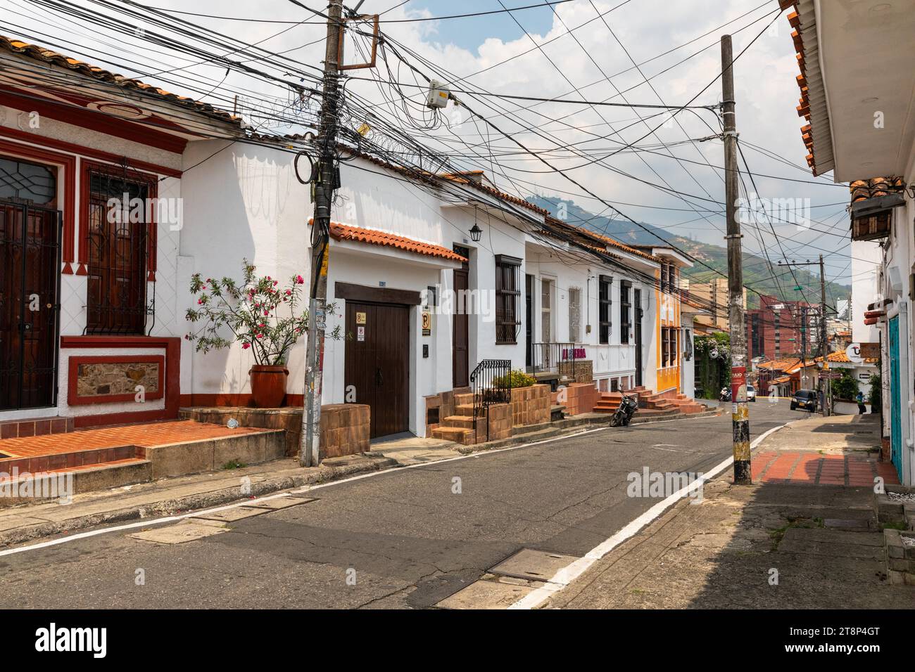 Alte Stadthäuser mit vielen Stromleitungen, Cali, Valle de Cauca, Kolumbien Stockfoto