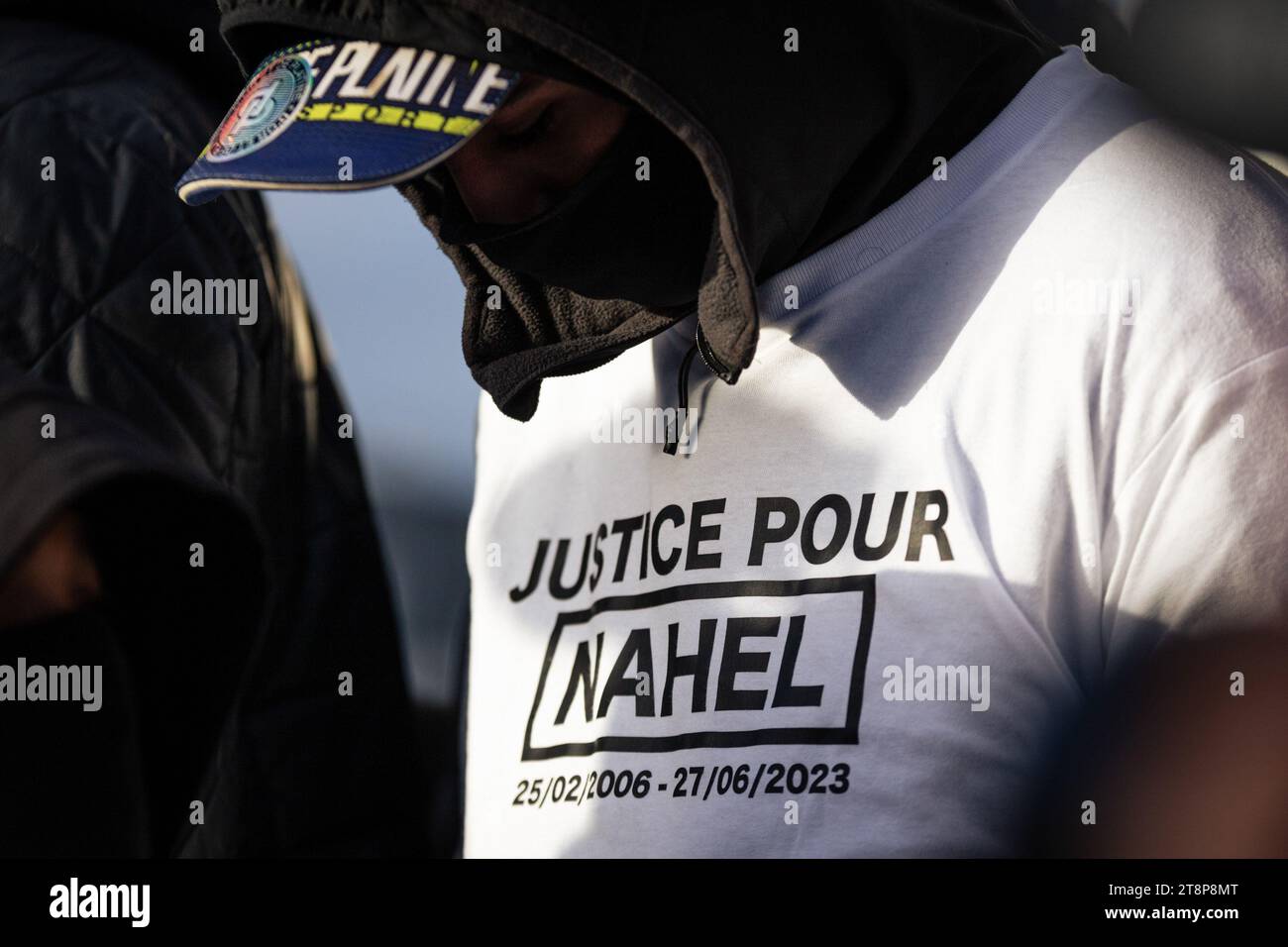Paris, Frankreich. November 2023. Ein Teenager mit weißem T-Shirt mit der Aufschrift 'Gerechtigkeit für Nahel', das während der Demonstration gesehen wurde. Rund 500 Menschen demonstrierten am Place Nelson Mandela in Nanterre am Stadtrand von Paris gegen die Freilassung des Polizisten, der den jungen Nahel erschossen hat, Ende Juni dieses Jahres. (Foto: Telmo Pinto/SOPA Images/SIPA USA) Credit: SIPA US/Alamy Live News Stockfoto