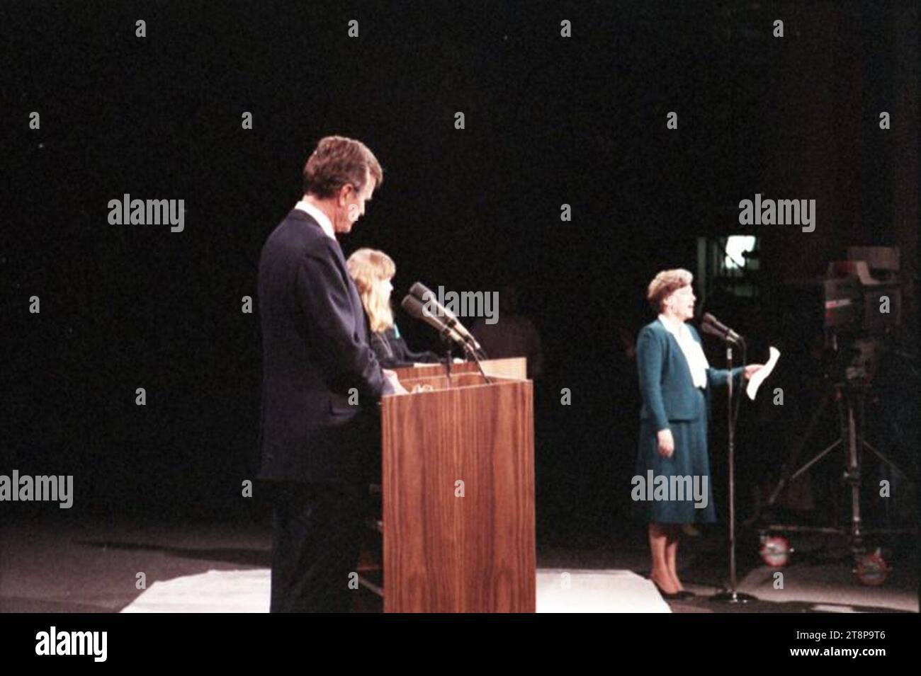 Vizepräsident Bush übt auf der Bühne für die Debatte zwischen ihm und Geraldine Ferraro 1984 in Philadelphia, PA. 3276. Stockfoto