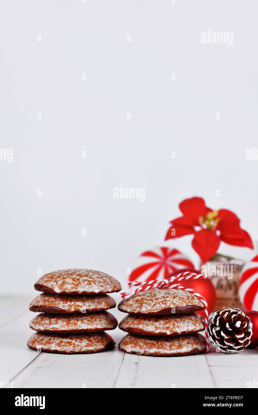 Stapel von traditionellen deutschen runden glasierten Lebkuchen mit Namen „Lebkuchen“ Stockfoto