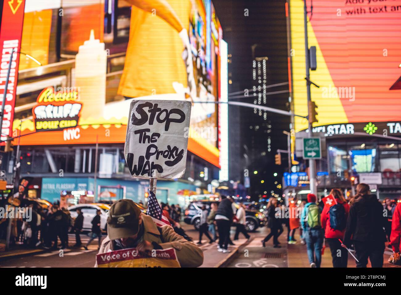 Die Verurteilung des Krieges am Time Square. 'Proxy warm stoppen.' Stockfoto