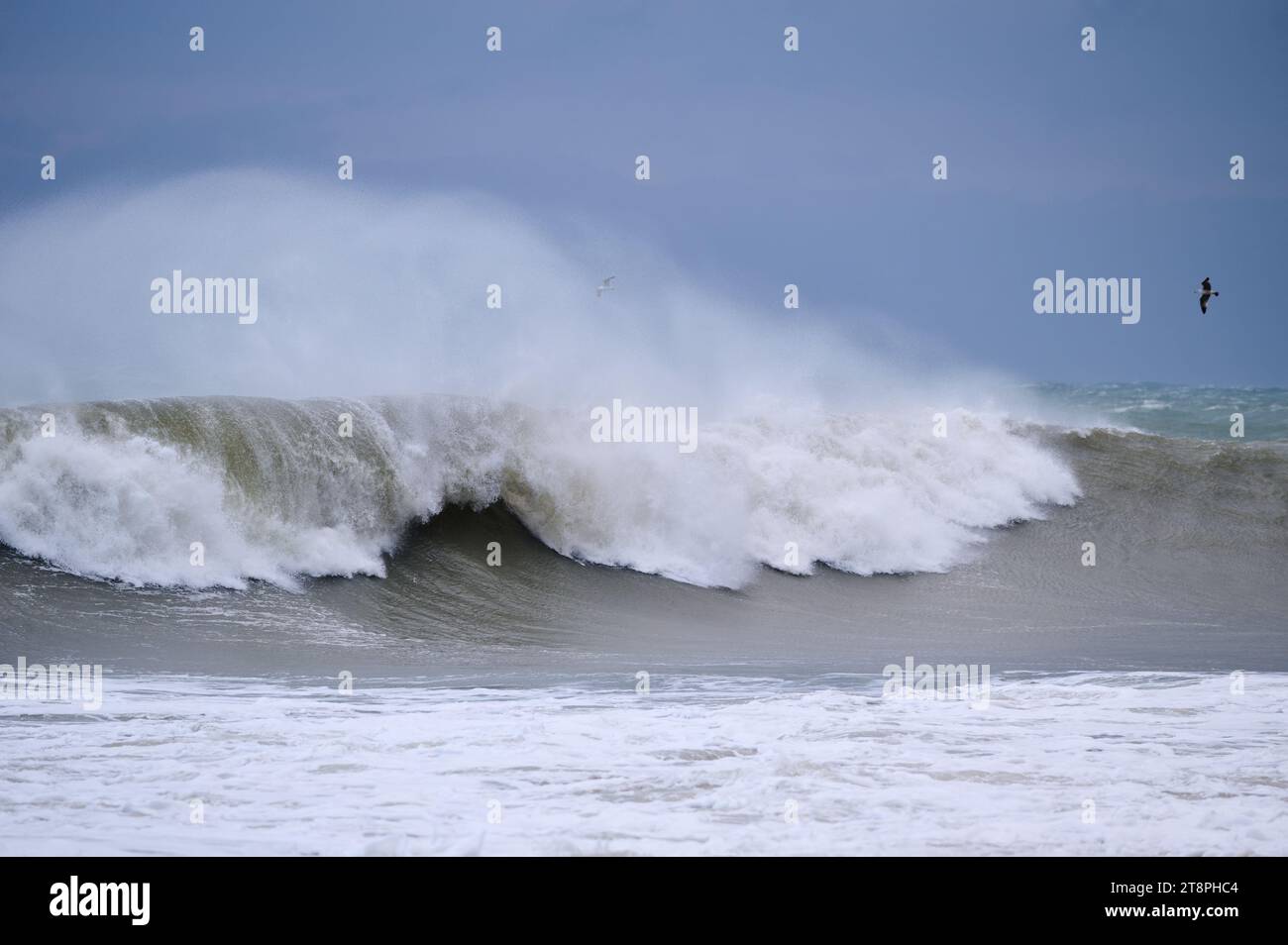 Gewaltige Wellen während eines unglaublich mächtigen Sturms im Schwarzen Meer. Stockfoto