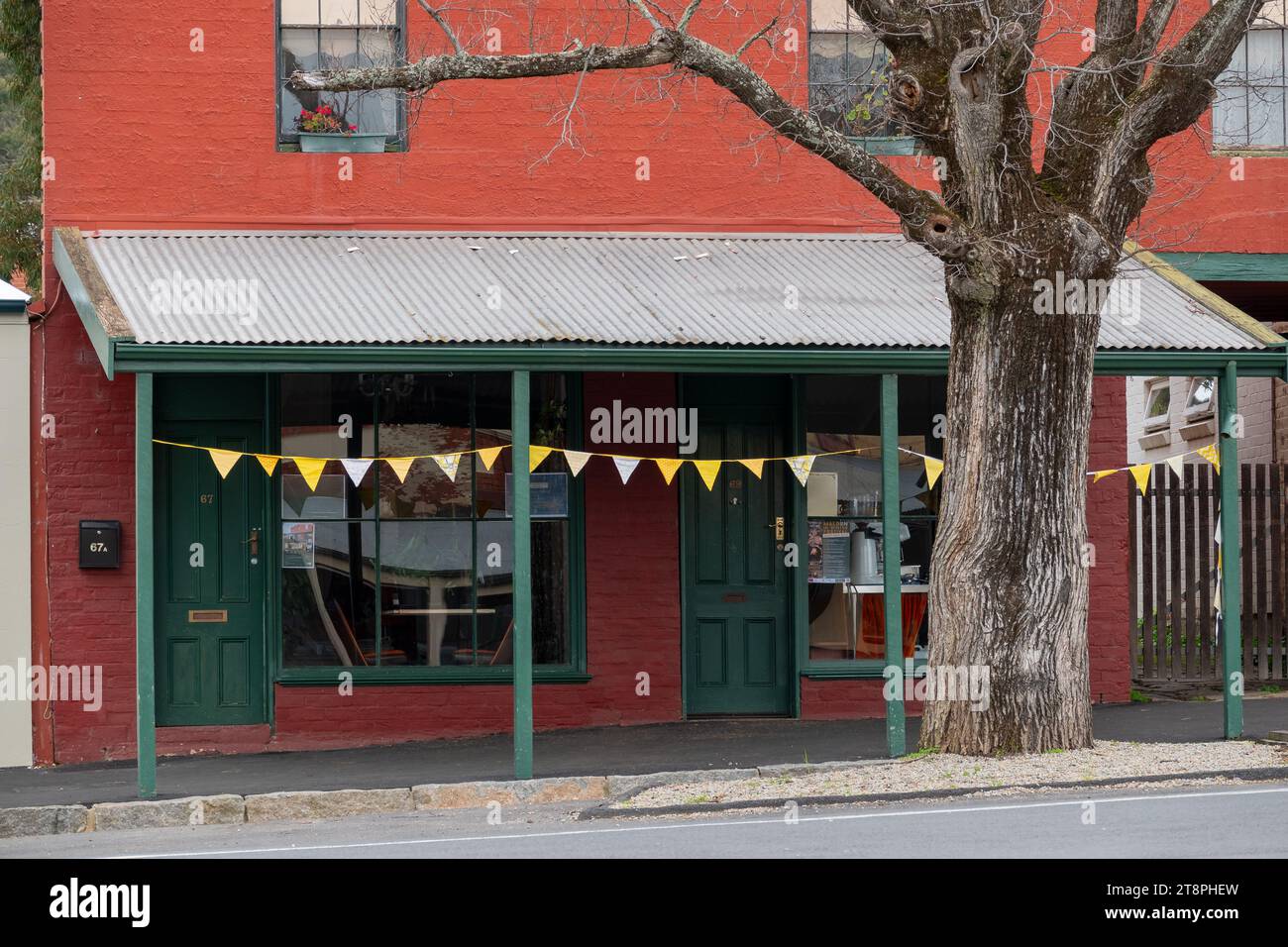 Eine Welleisenveranda an der Vorderseite eines historischen Ladengeschäfts in Maldon in Central Victoria, Australien. Stockfoto