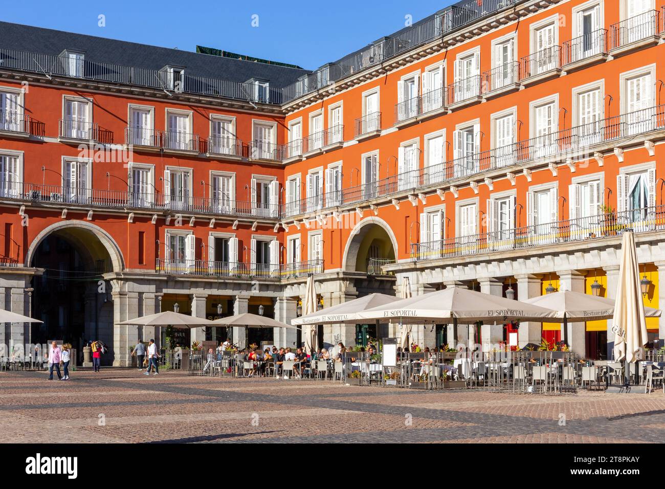 Madrid, Spanien, 09.10.21. Plaza Mayor, Stadtplatz, wichtiger öffentlicher Raum in Madrid mit dreistöckigen Wohngebäuden, Cafés und Restaurants. Stockfoto