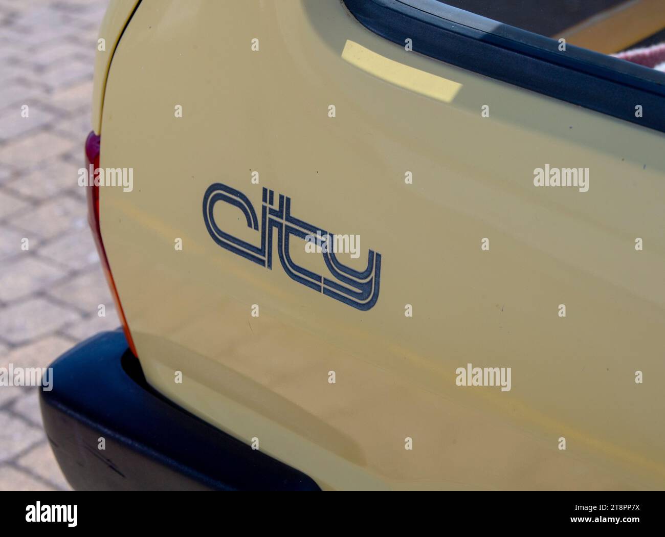 1983 Austin Metro City – beigefarbenes Basismodell, so einfach, dass es Abdeckplatten für Basics wie Spiegel und Leuchten hat Stockfoto