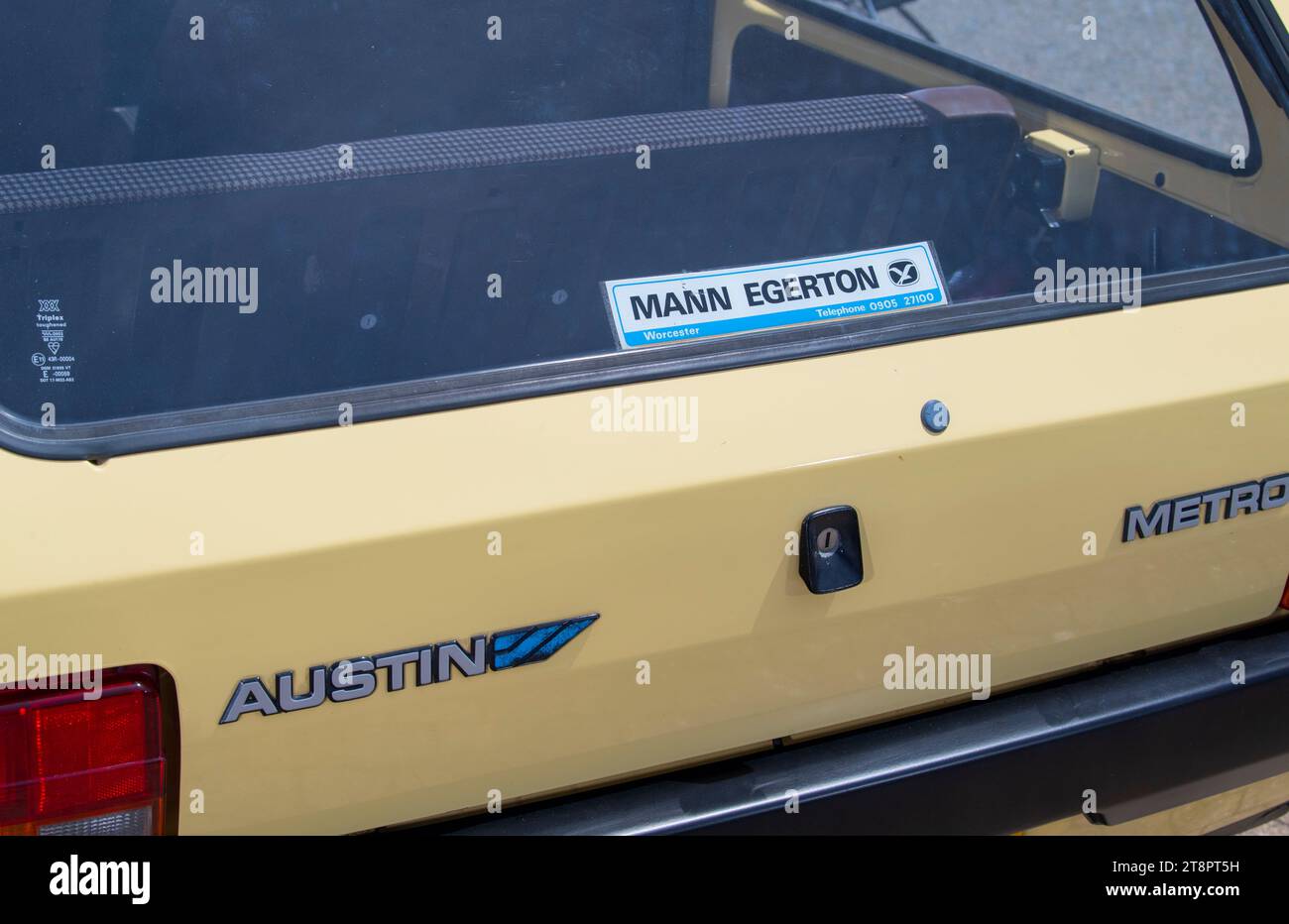 1983 Austin Metro City – beigefarbenes Basismodell, so einfach, dass es Abdeckplatten für Basics wie Spiegel und Leuchten hat Stockfoto