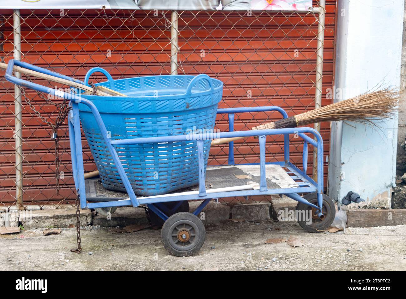 Straßenreinigungsset parkt beim Haus, Bangkok, Thailand Stockfoto