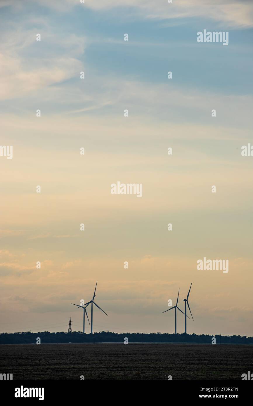 Windgenerator, der mitten in der Natur installiert ist. Stockfoto