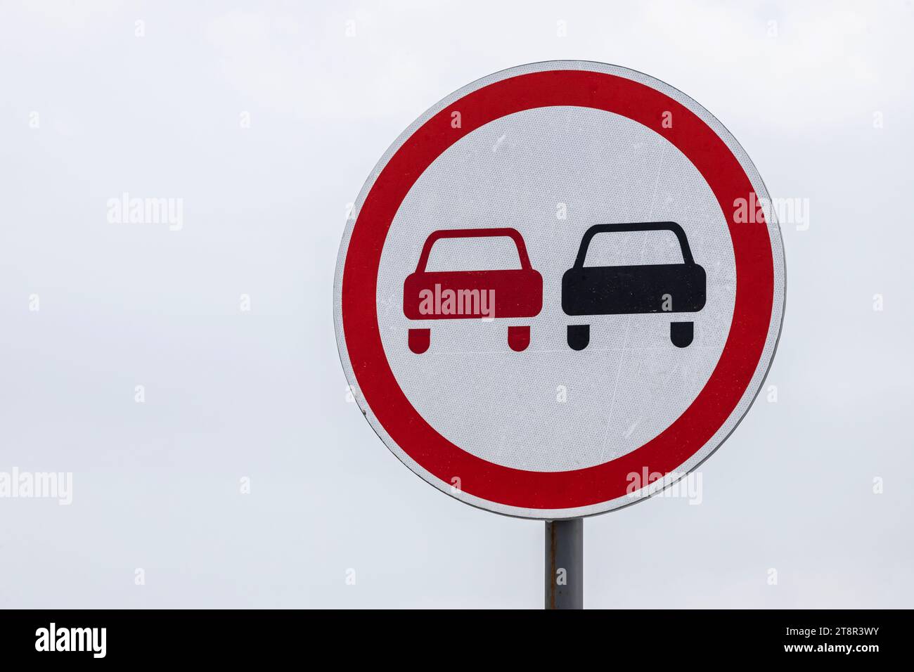 Rundes Straßenschild „No Passing“ isoliert auf Weiß. Stockfoto