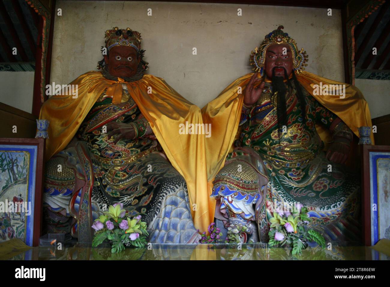 Wolong Hill: Zhang Fei & Guan Yu warten am Guan Zhang Tempel, angeblicher Ort in Nanyang, Provinz Henan, China, wo Zhuge Liang dreimal von Liu bei besucht wurde, bevor er das Angebot von Liu bei annahm, sein Premierminister zu werden. Eine andere Stadt erhebt denselben Anspruch Stockfoto