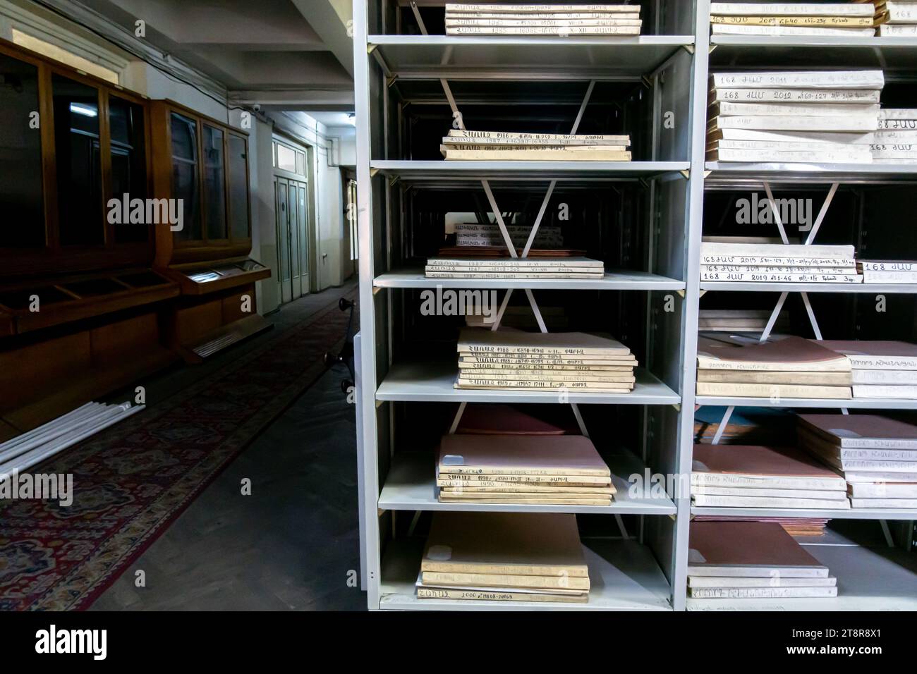 Regale mit Zeitschriften in Stapeln im Korridor der Armenischen Nationalbibliothek Jerewan Stockfoto